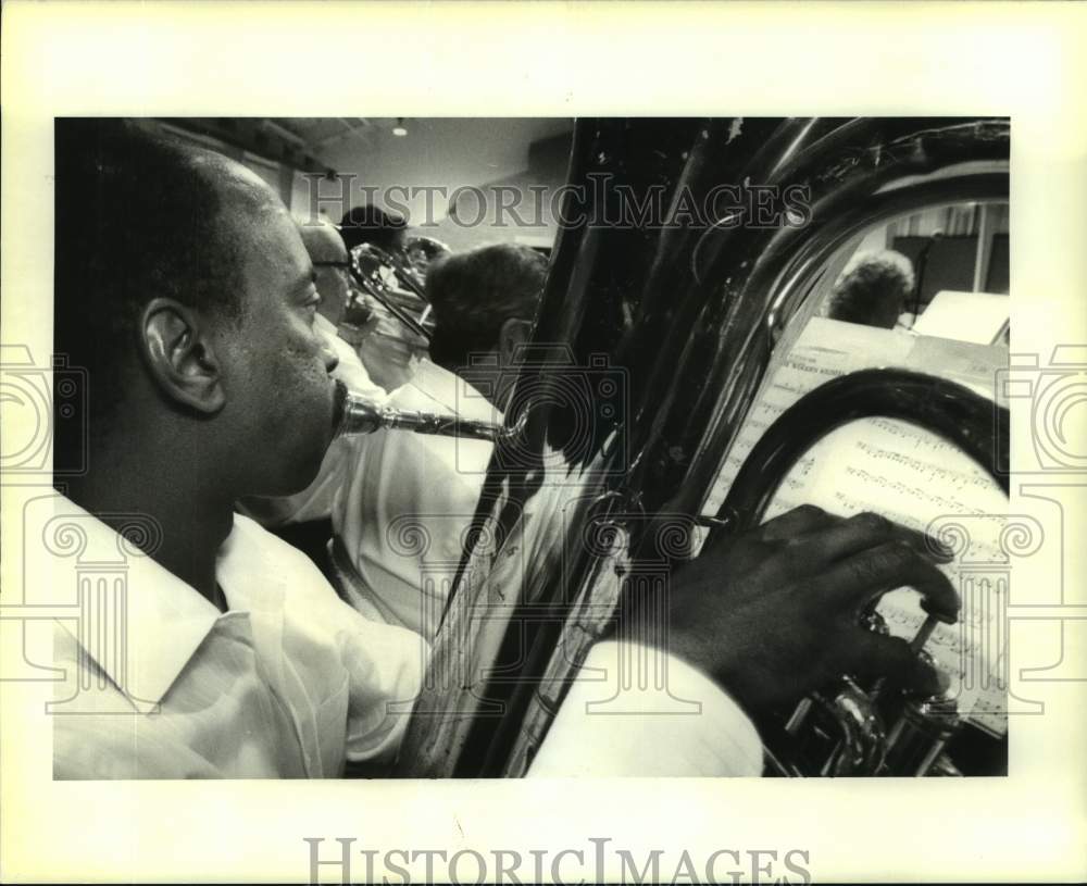 1994 Press Photo Kenny Harris of Jefferson Community Band during performance - Historic Images