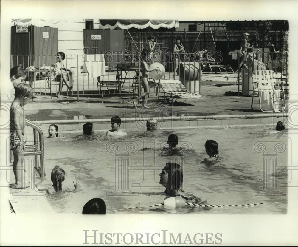 1977 Press Photo Residents enjoy swimming at Jefferson Community Club - Historic Images