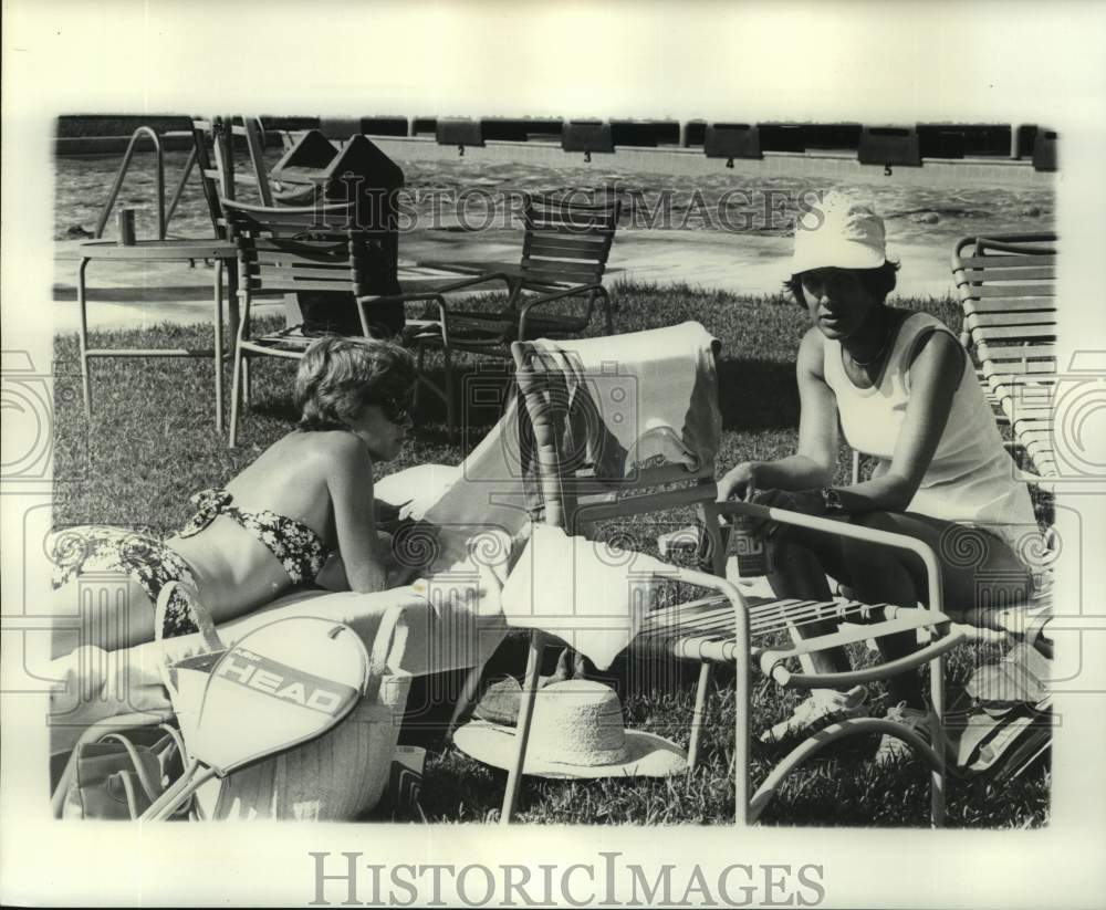 1977 Press Photo Ladies take a break from swimming at Jefferson Community Club - Historic Images