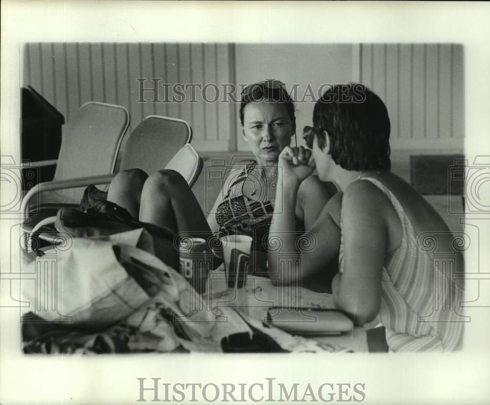 1977 Press Photo Ladies take a break from swimming at Jefferson Community Club - Historic Images