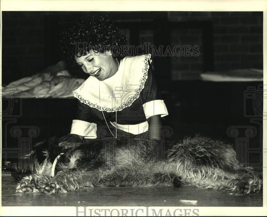 1987 Press Photo Jessie Hartman of Jefferson Community Theater plays with a dog - Historic Images
