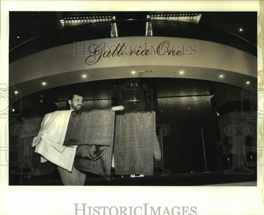 1987 Press Photo Ricky Ficaro prepares for the Jefferson Community Trade Show - Historic Images