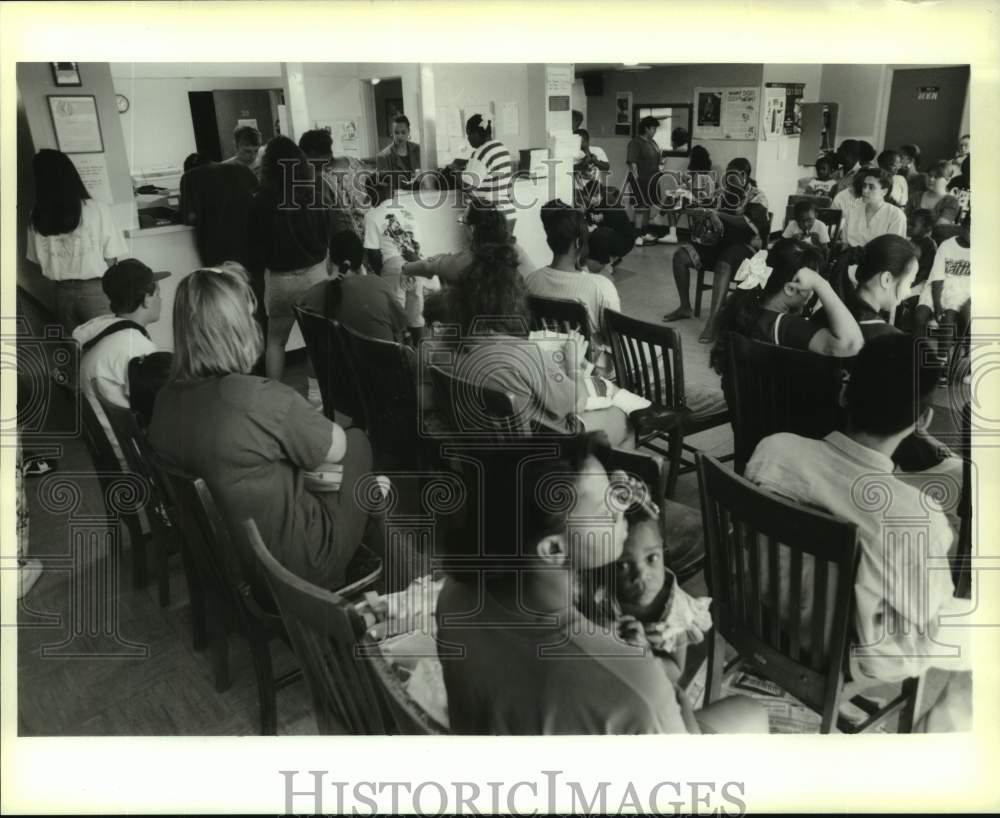 1994 Press Photo Crowded lobby of Jefferson Parish Health Unit in Harvey - Historic Images