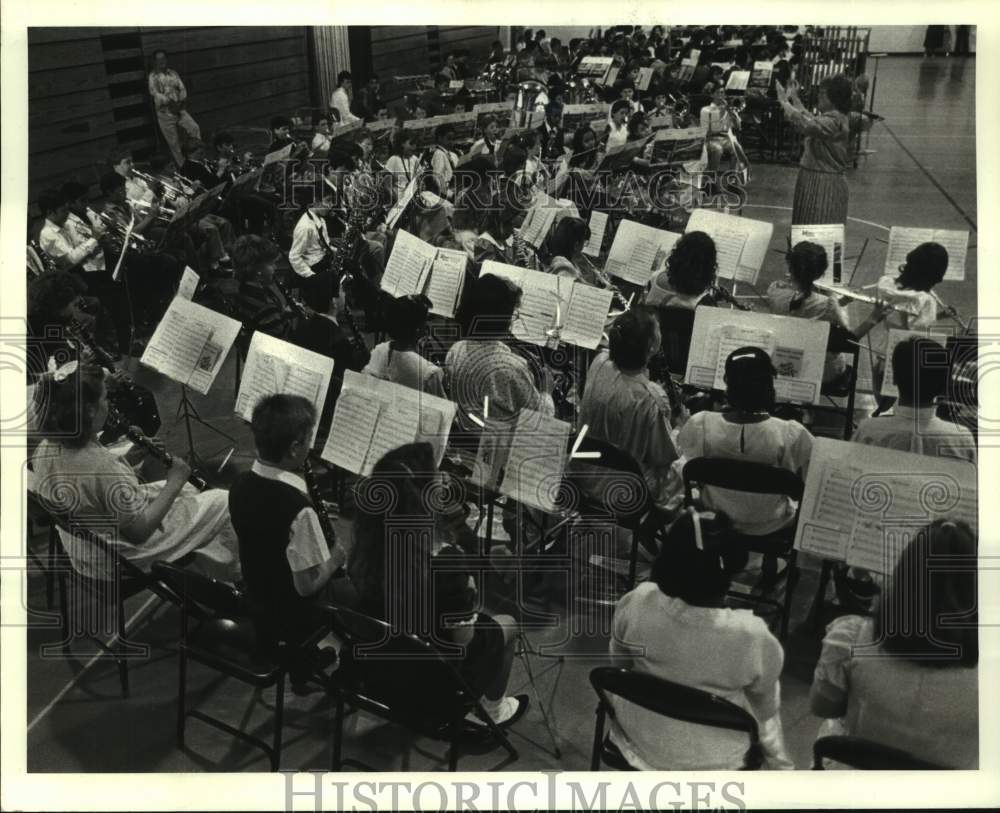 1988 Press Photo Karen Black leads the Jefferson Parish Honors bands - Historic Images