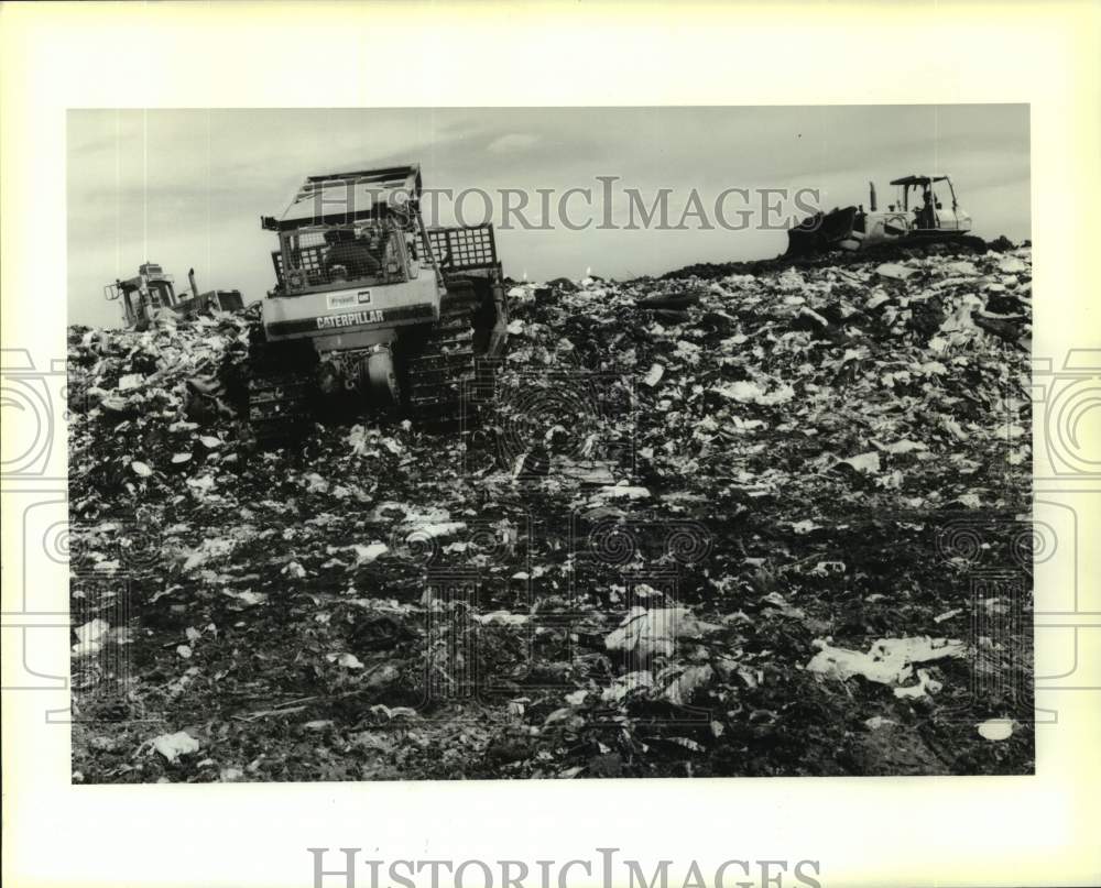 1995 Press Photo Caterpillar vehicles crush trash at  Jefferson Parish landfill - Historic Images