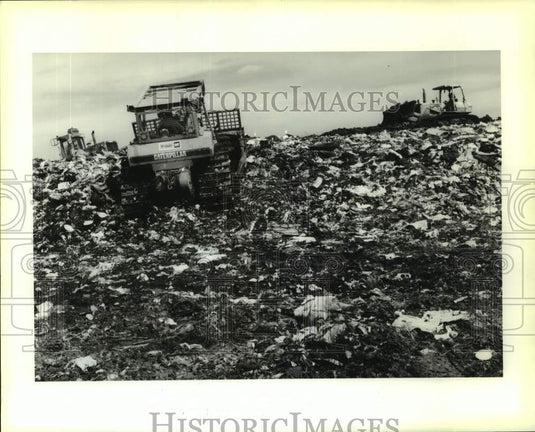 1995 Press Photo Caterpillar vehicles crush trash at  Jefferson Parish landfill - Historic Images