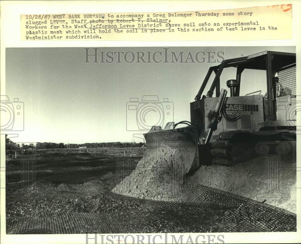 1987 Press Photo West Jefferson Levee District workers shove soil to the mesh - Historic Images