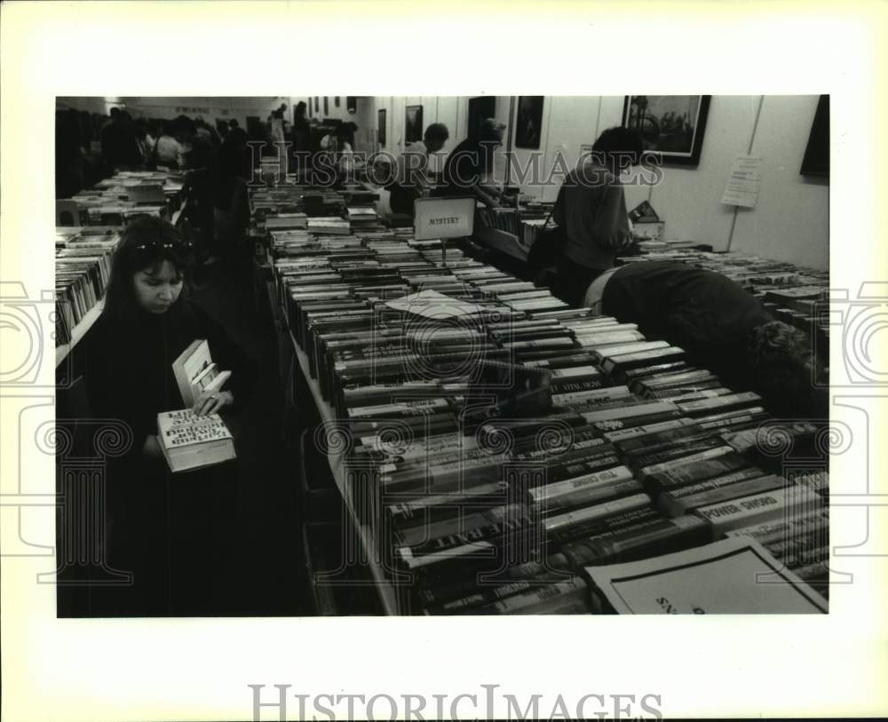 1993 Press Photo Cathy Bart during Big Book Sale by Jefferson Parish Library - Historic Images