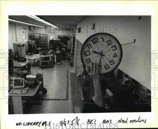 1993 Press Photo Earline Lore of Jefferson Parish Library during renovations - Historic Images