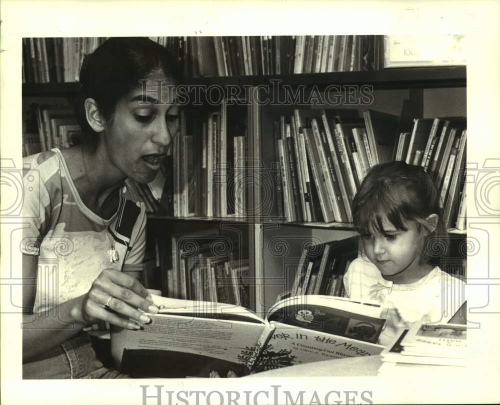 1986 Press Photo Susan Cortright of Jefferson Parish Library reads to a student - Historic Images