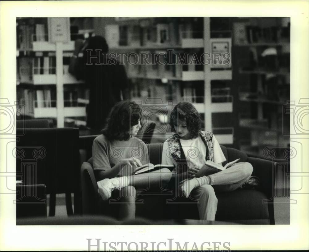 1990 Press Photo Rozane Crenshaw and Jan Jenkins at Jefferson Parish Library - Historic Images