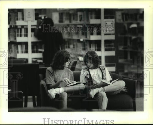 1990 Press Photo Rozane Crenshaw and Jan Jenkins at Jefferson Parish Library - Historic Images