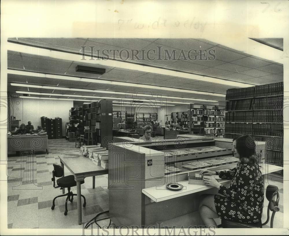 1975 Press Photo Ladies use Union shelf list of the Jefferson Parish Library - Historic Images