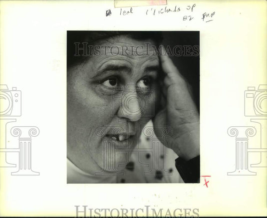 1990 Press Photo Suzanne Hughes at her job at HTE - Historic Images