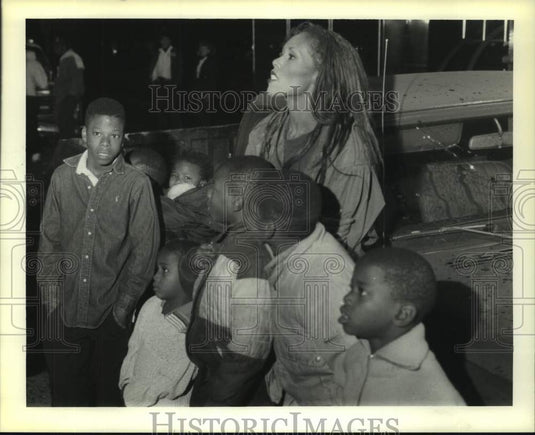 1991 Press Photo Jamie Hollins and youngsters watch fire at 304 South Jefferson - Historic Images