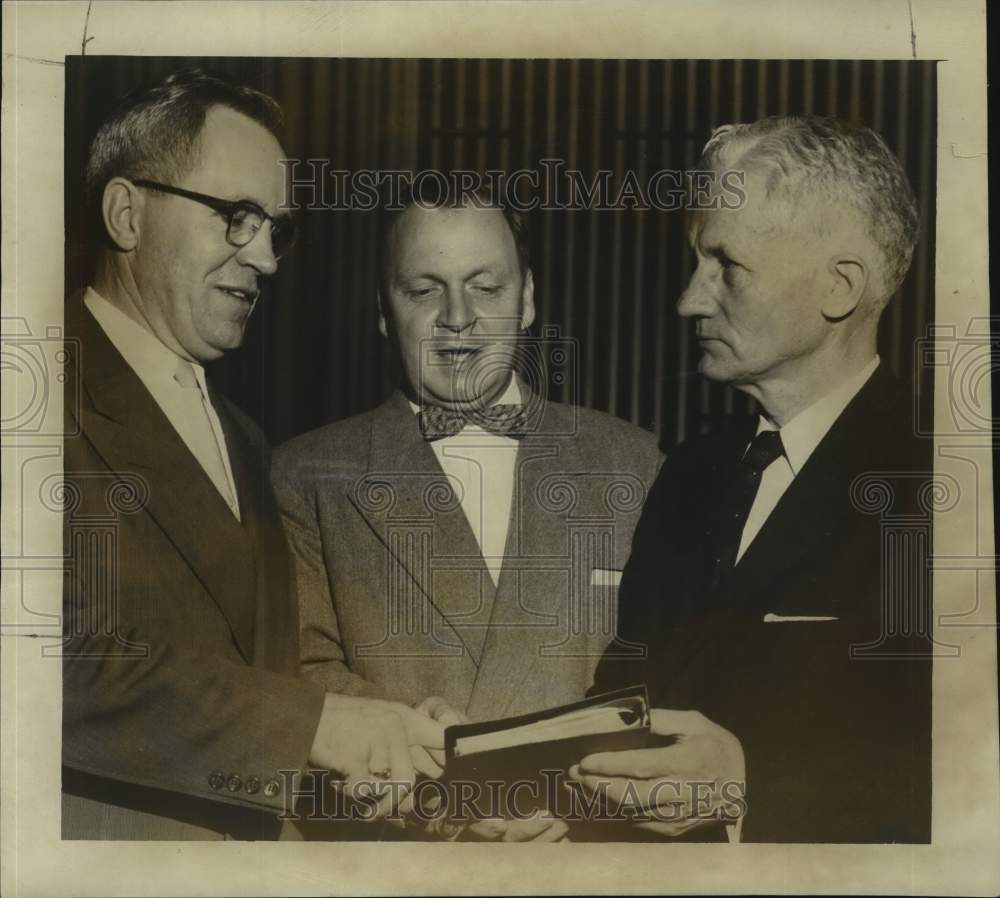 1955 Press Photo Baptist Sunday School Board talking over attendance clinic.-Historic Images