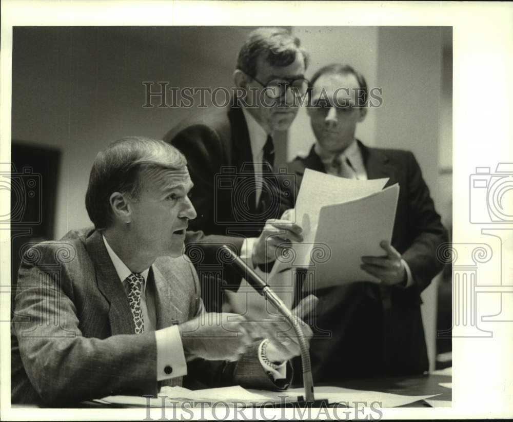 1988 Press Photo Senator Ken Hollis of Metairie addresses the Finance Committee. - Historic Images