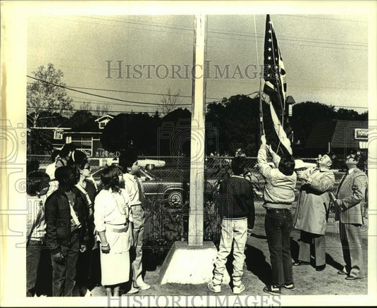 1987 Press Photo Flag Dedication Ceremony at Jefferson Elementary School. - Historic Images