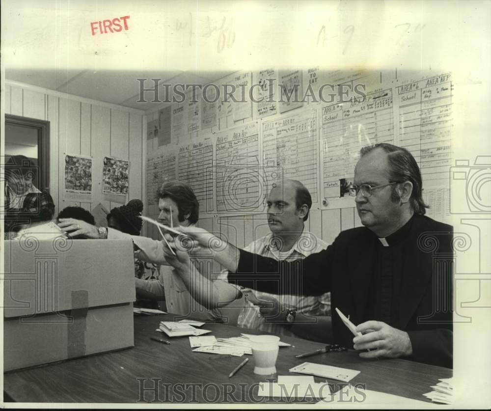 1976 Press Photo Jefferson Parish teachers voted for the first contract - Historic Images