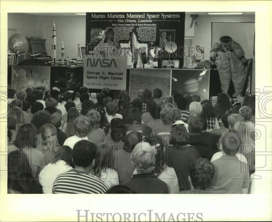 1990 Press Photo Jefferson Elementary School students view space program rockets - Historic Images