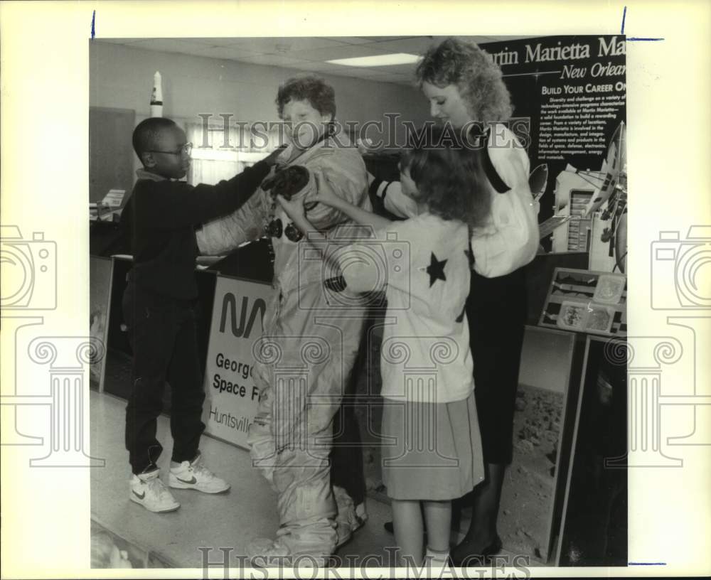 1990 Press Photo Jefferson Elementary School students during space program - Historic Images