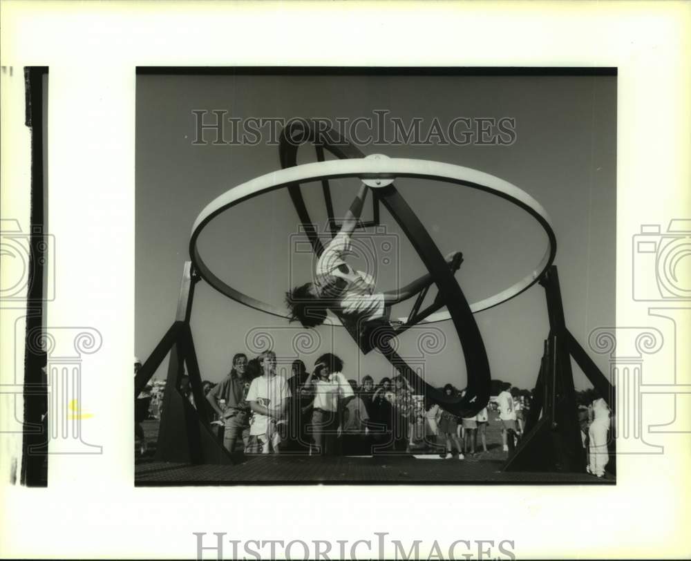 1993 Press Photo Ronnie Dupuy spins around on a gyro at the Jefferson Festival - Historic Images