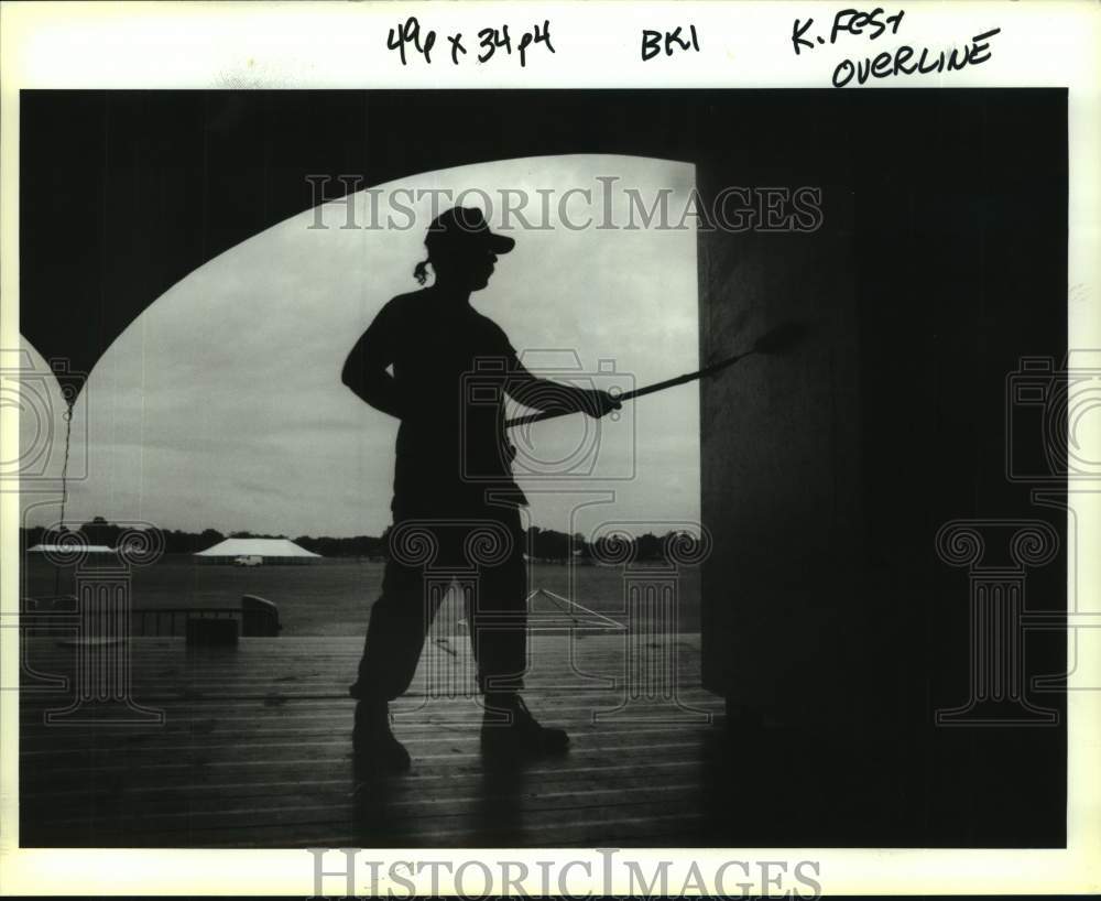 1993 Press Photo Tom Stephen paints ticket booth at Jefferson Festival-Metairie - Historic Images