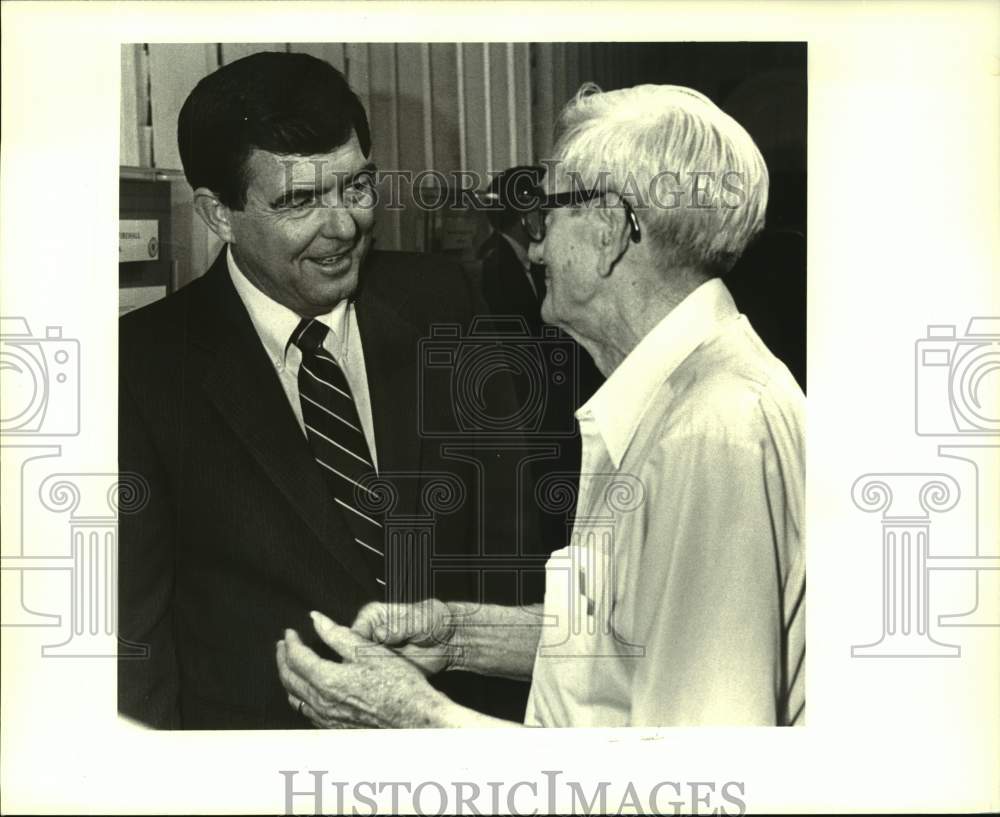 1987 Press Photo Willie Hof meets Tony Taravella at fire House Museum dedication - Historic Images