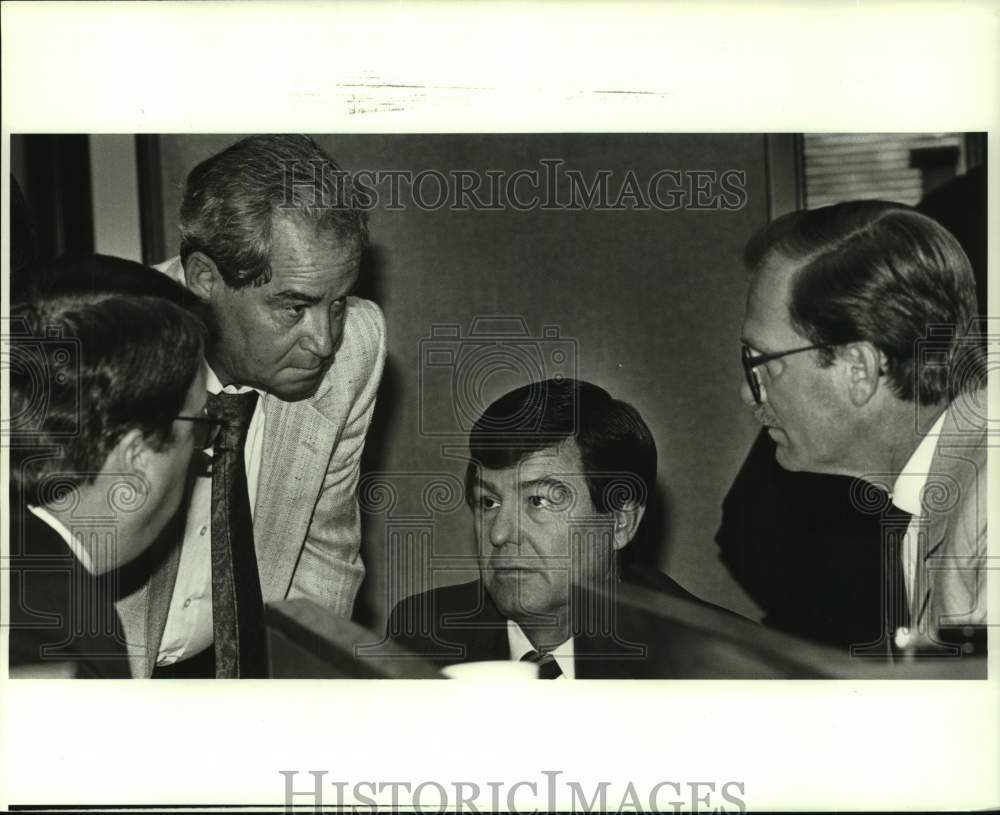 1987 Press Photo Willie Hoff talks to other delegates - Historic Images