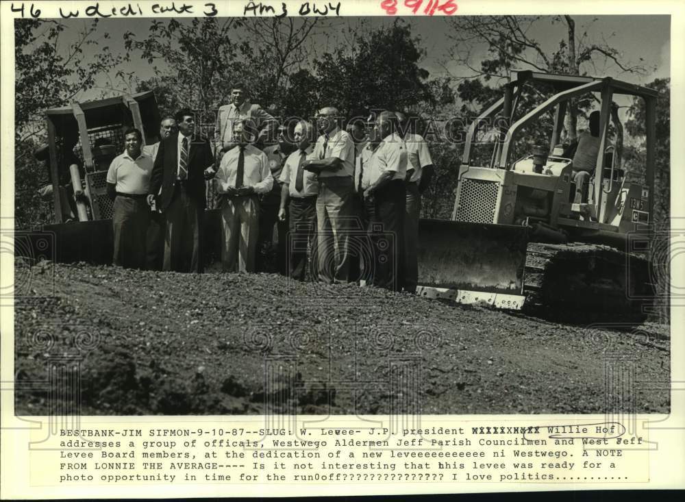 1987 Press Photo Willie Hof gives speech during levee dedication in Westwego - Historic Images