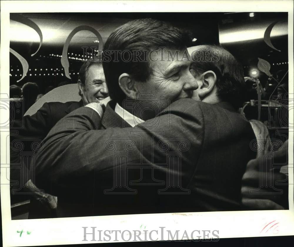 1987 Press Photo Candidate Willie Hof gets hug from Lawrence Chehardy - Historic Images