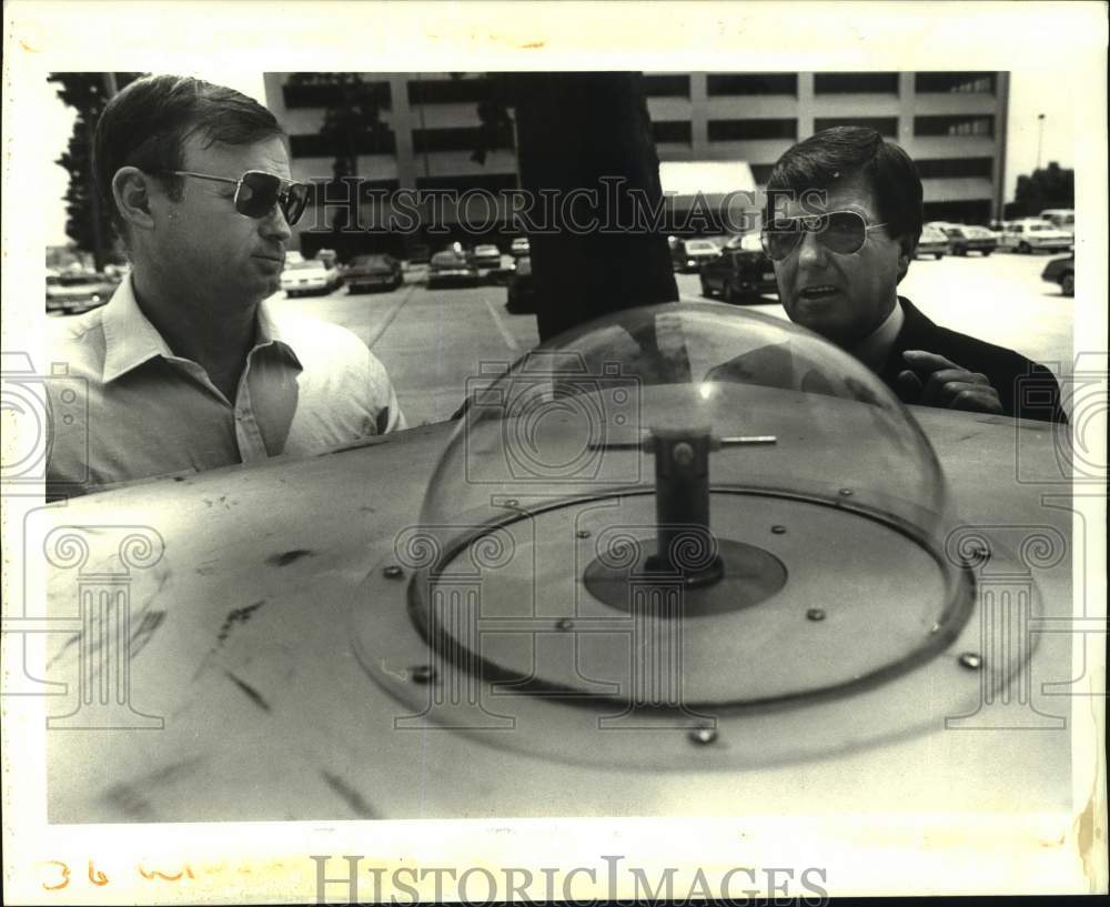 1987 Press Photo A.J. Lindsay and Willie Hof during satellite survey in J.P. - Historic Images