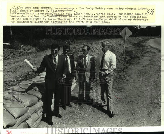 1987 Press Photo Willie Hof of Jefferson Parish and others at Highway 45 levee - Historic Images