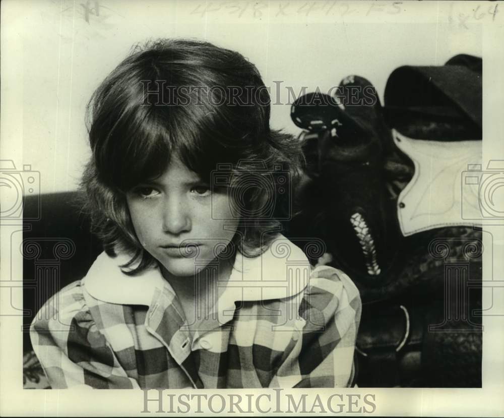 1977 Press Photo Becky Hoffman dejected over disappearance of pet shetland pony - Historic Images