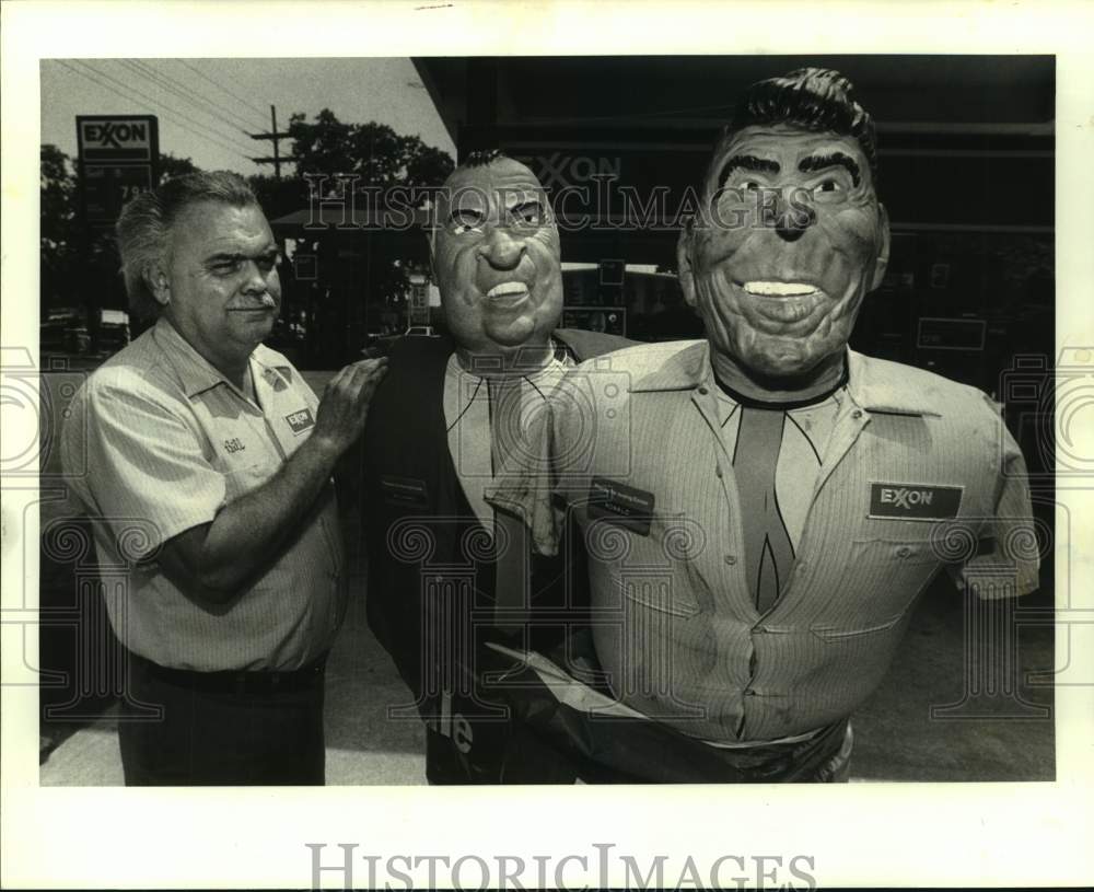 1988 Press Photo Bill Hoffer with his balloon figures of Nixon and Reagan - Historic Images