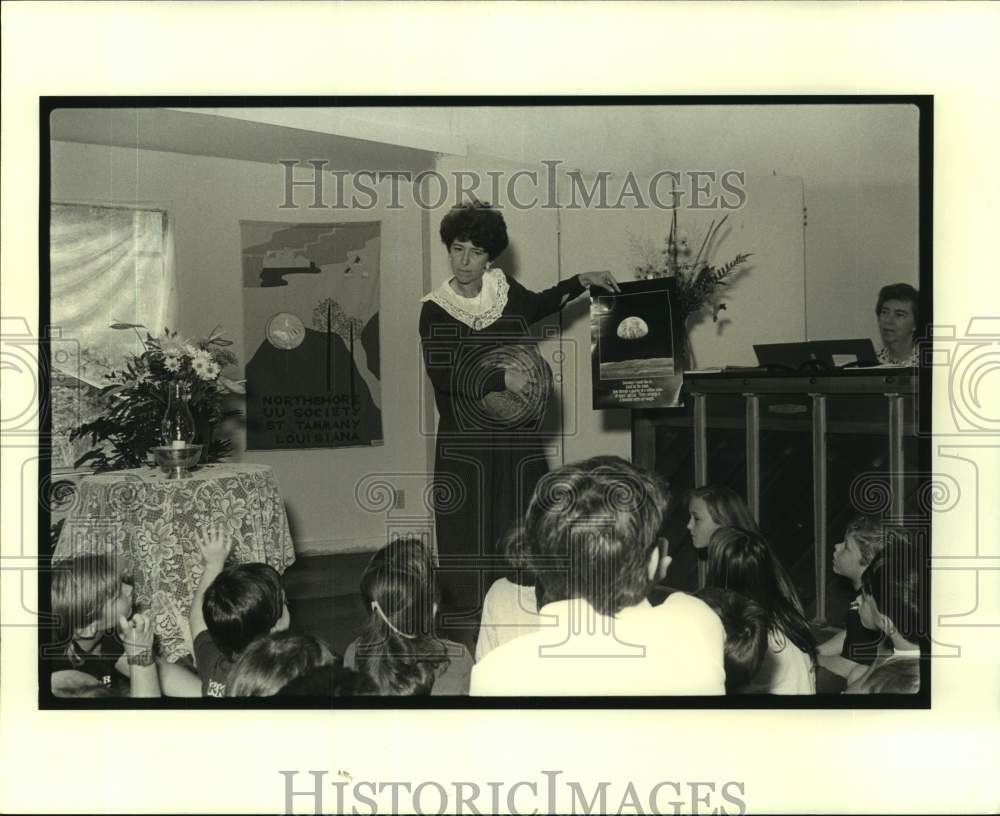 1989 Press Photo Lee Hoffman of Northshore Unitarian Association giving a speech - Historic Images