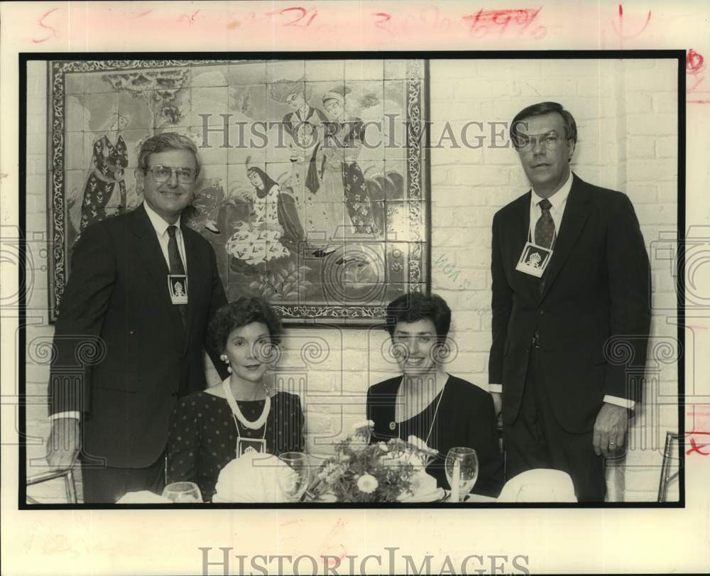 1990 Press Photo Dinner Meeting of Members of Garden District Association - Historic Images