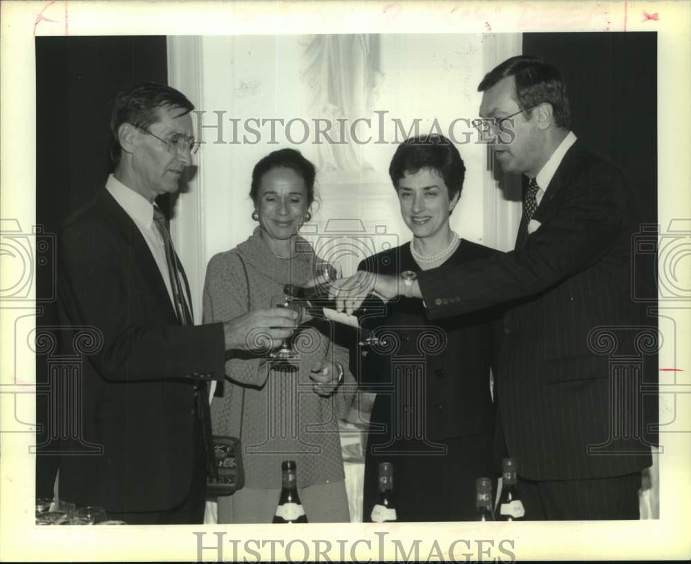 1989 Press Photo Drinking Wine With The Consul of France, Fairmont Hotel - Historic Images