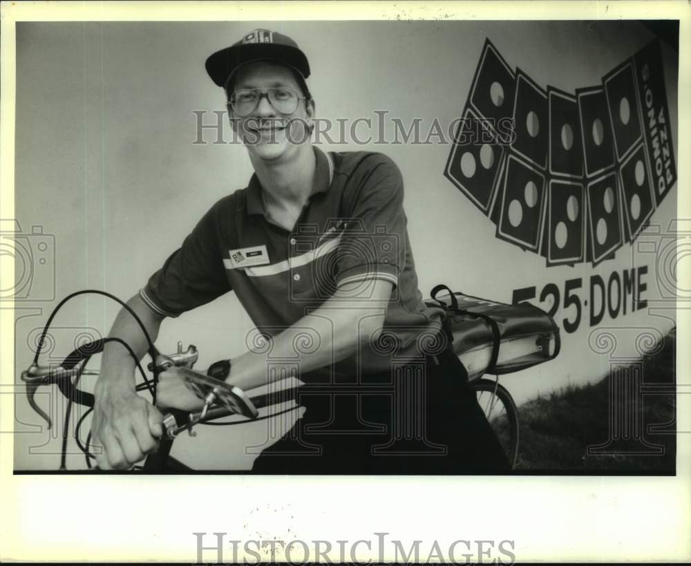 1988 Press Photo Andrew Hokanson, 25, Delivers Domino&#39;s Pizza by Bicycle - Historic Images