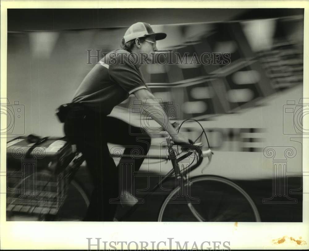 1988 Press Photo Andrew Hokanson Delivers Domino&#39;s Pizza by Bicycle, New Orleans - Historic Images