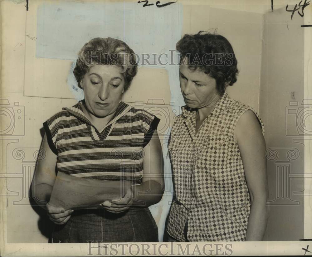 1960 Press Photo Golf Partners of Victim Shot While Golfing at City Park-Historic Images