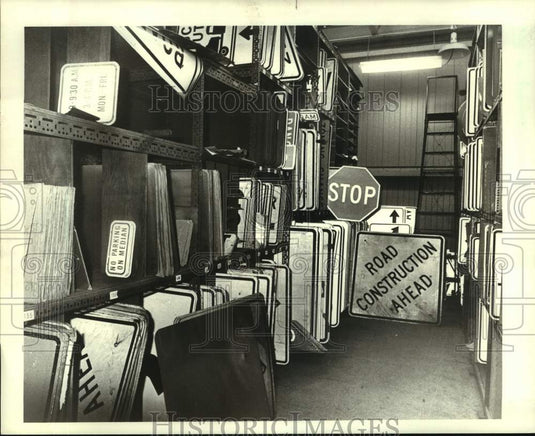 1986 Press Photo Storeroom of signs hols signs needed almost daily - Historic Images