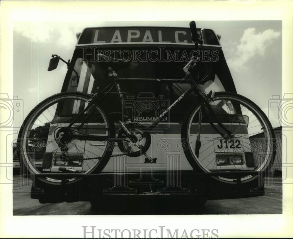 1995 Press Photo Riders can now load their bikes onto Jefferson Parish buses. - Historic Images