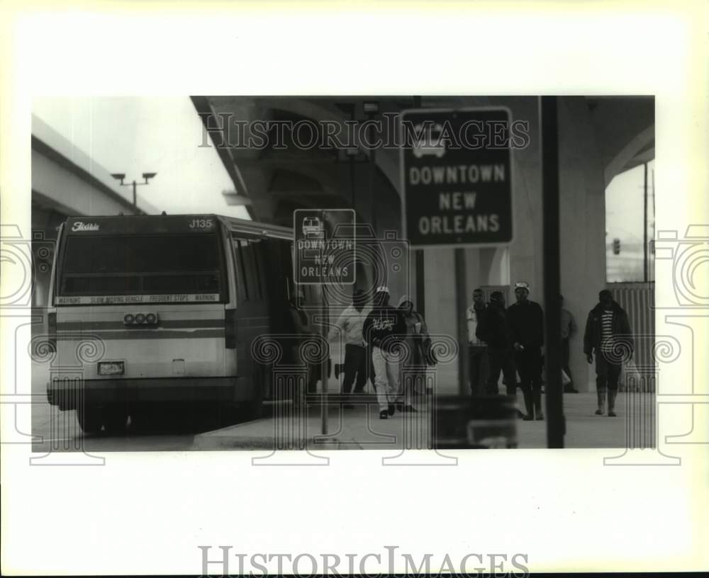 1993 Press Photo Passengers leaving the Down Town New Orleans bus. - Historic Images