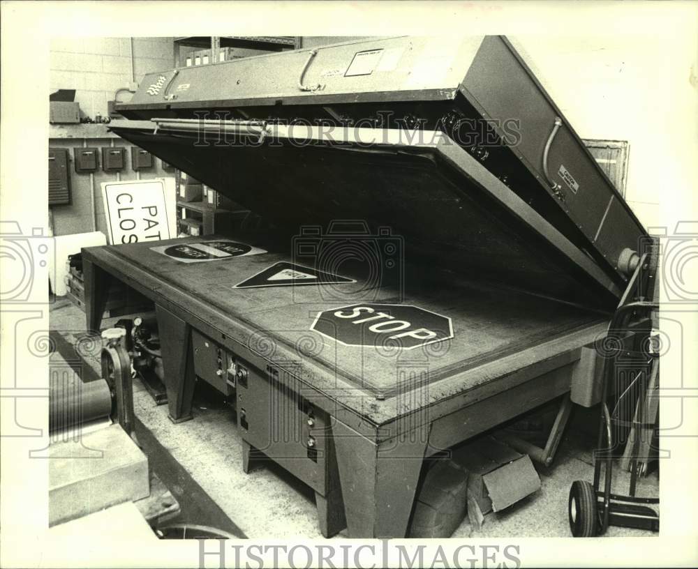 1986 Press Photo The &quot;Baking Machine&quot; at Jefferson Parish Traffic Engineering. - Historic Images