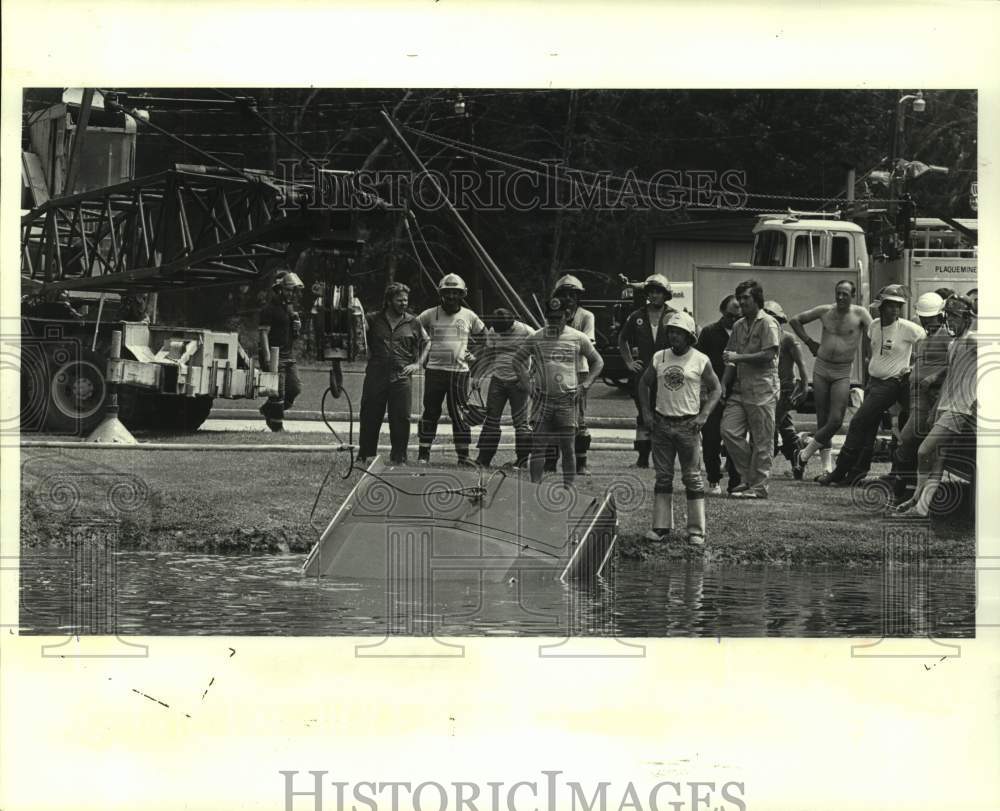 1994 Press Photo Volunteer Firefighters View Submerged Car During Training - Historic Images