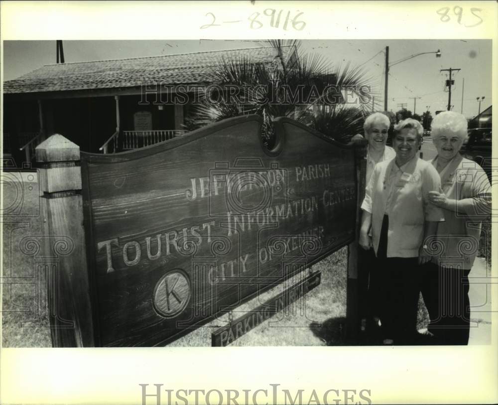 1989 Press Photo Staff at Jefferson Parish Tourist Information Center, Kenner - Historic Images