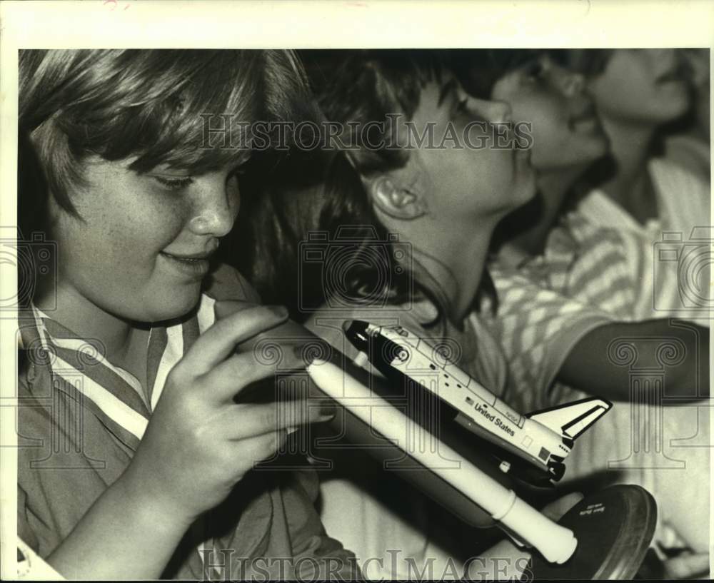 1987 Press Photo Allison Wilt holding a model of space shuttle from Gordon Dyer - Historic Images