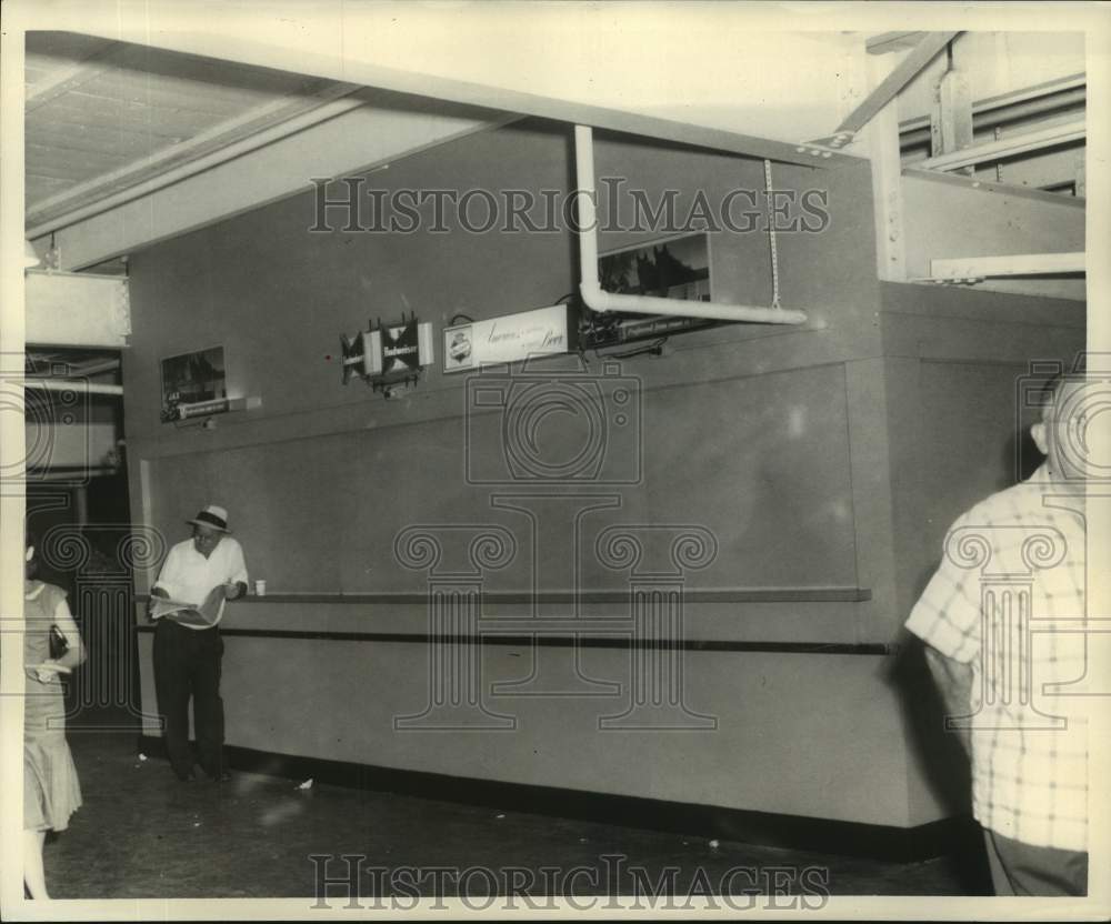 1959 Press Photo Bettors inside the Jefferson Downs racetrack building-Historic Images