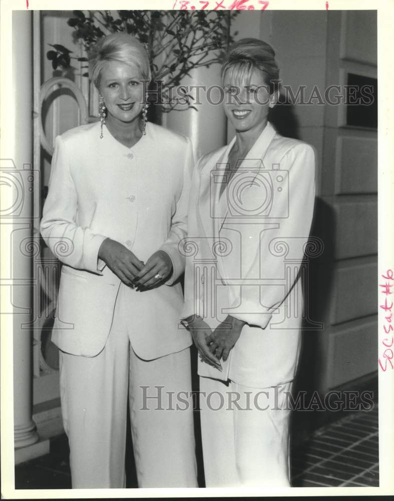 1993 Press Photo Angela Hill with Vicky Bayley at Cancer Society Event - Historic Images